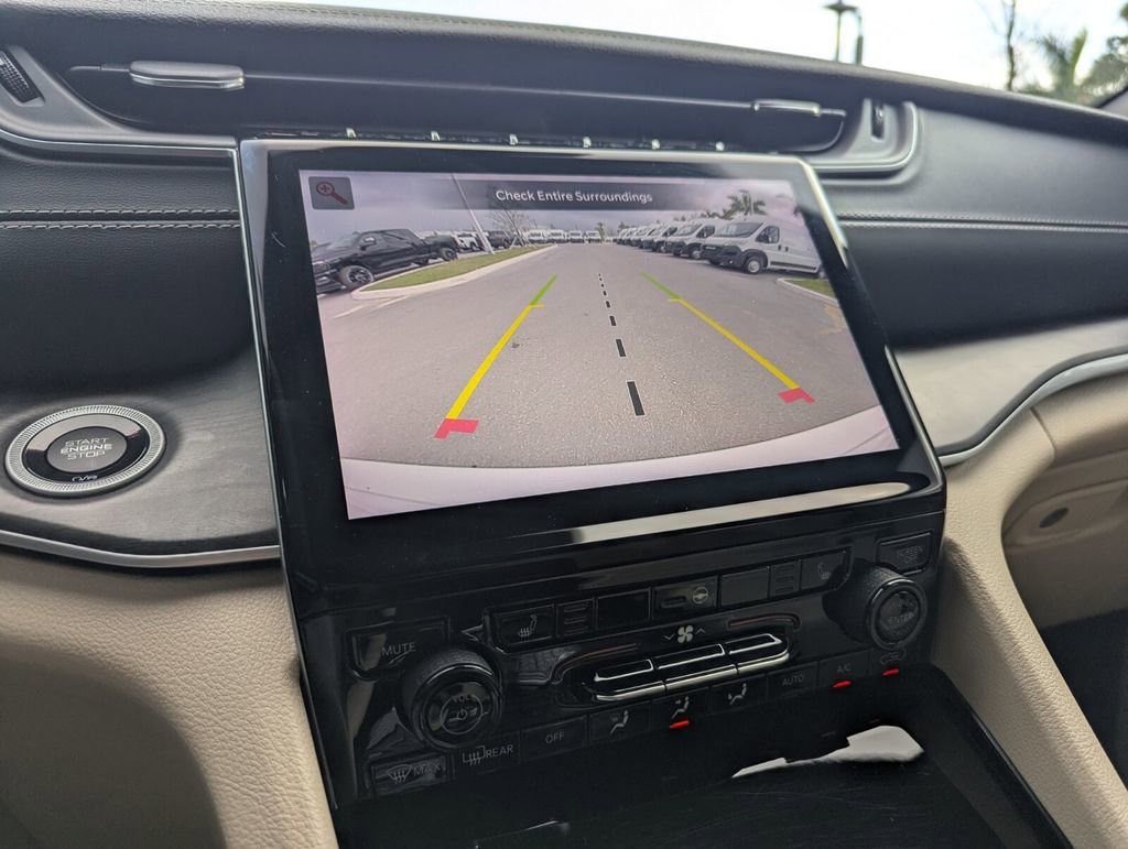 Used 2024 Jeep Grand Cherokee Limited image 29