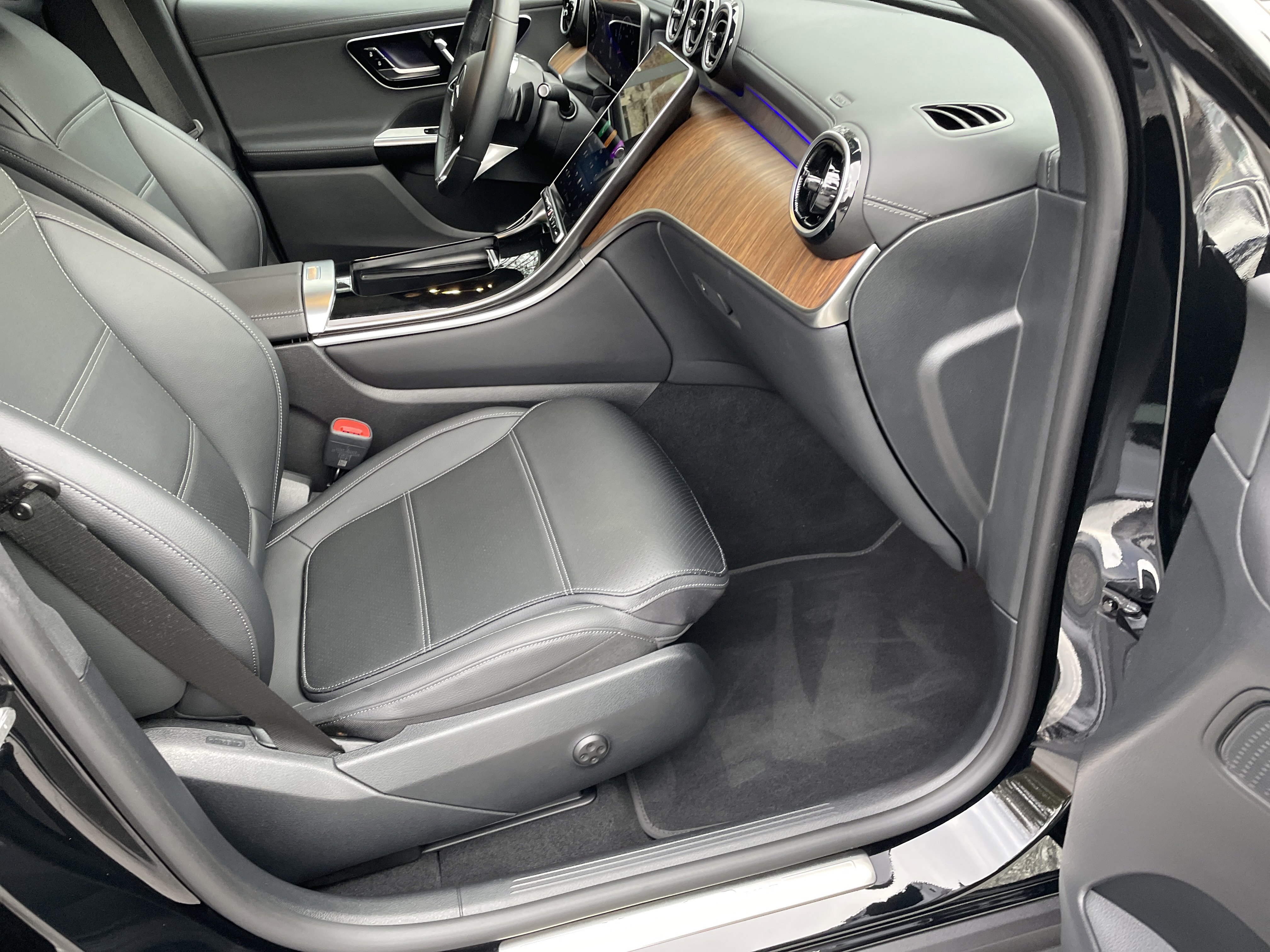 Certified 2025 Mercedes-Benz GLC 300 4MATIC image 50