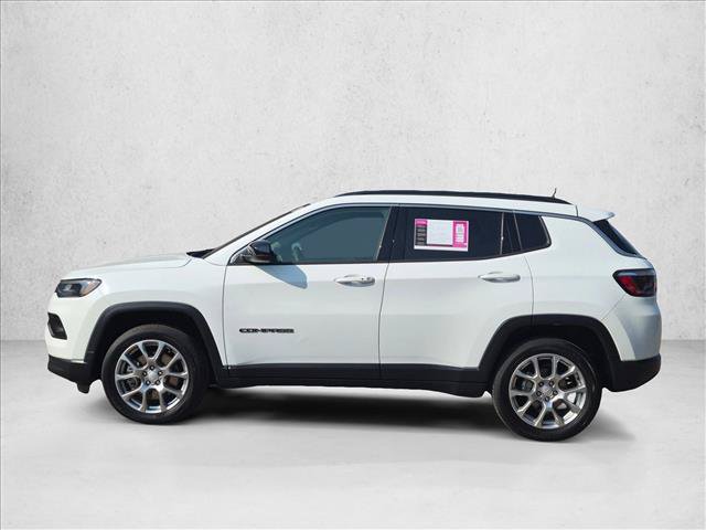 Used 2024 Jeep Compass Latitude w/ Sun and Sound Group AWD/4WD image 8
