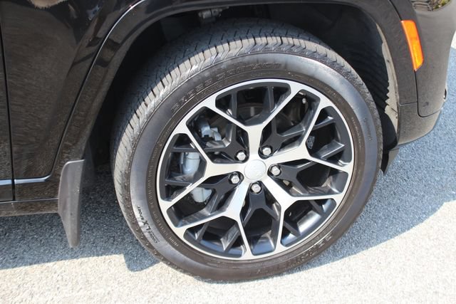 Used 2025 Jeep Grand Cherokee Summit AWD/4WD image 37
