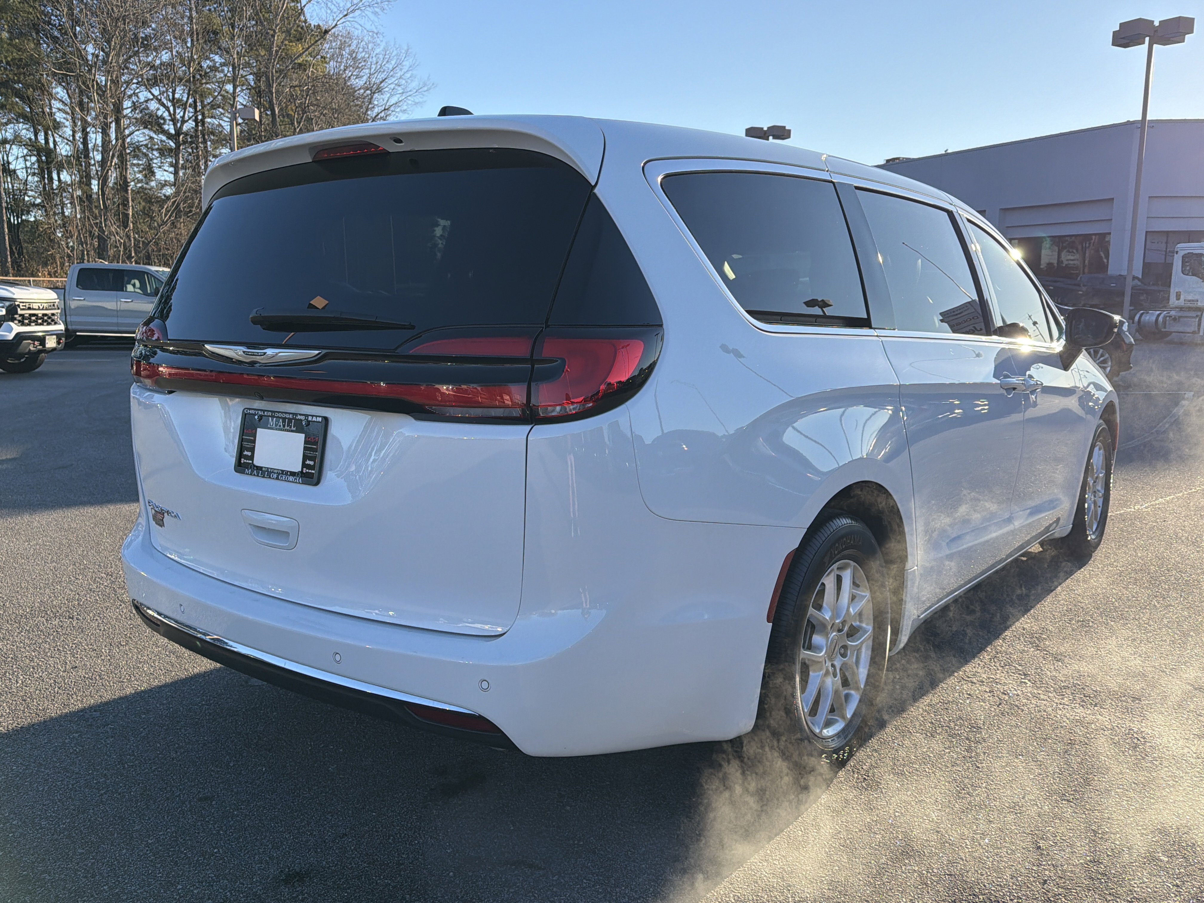 Used 2025 Chrysler Pacifica Select image 6