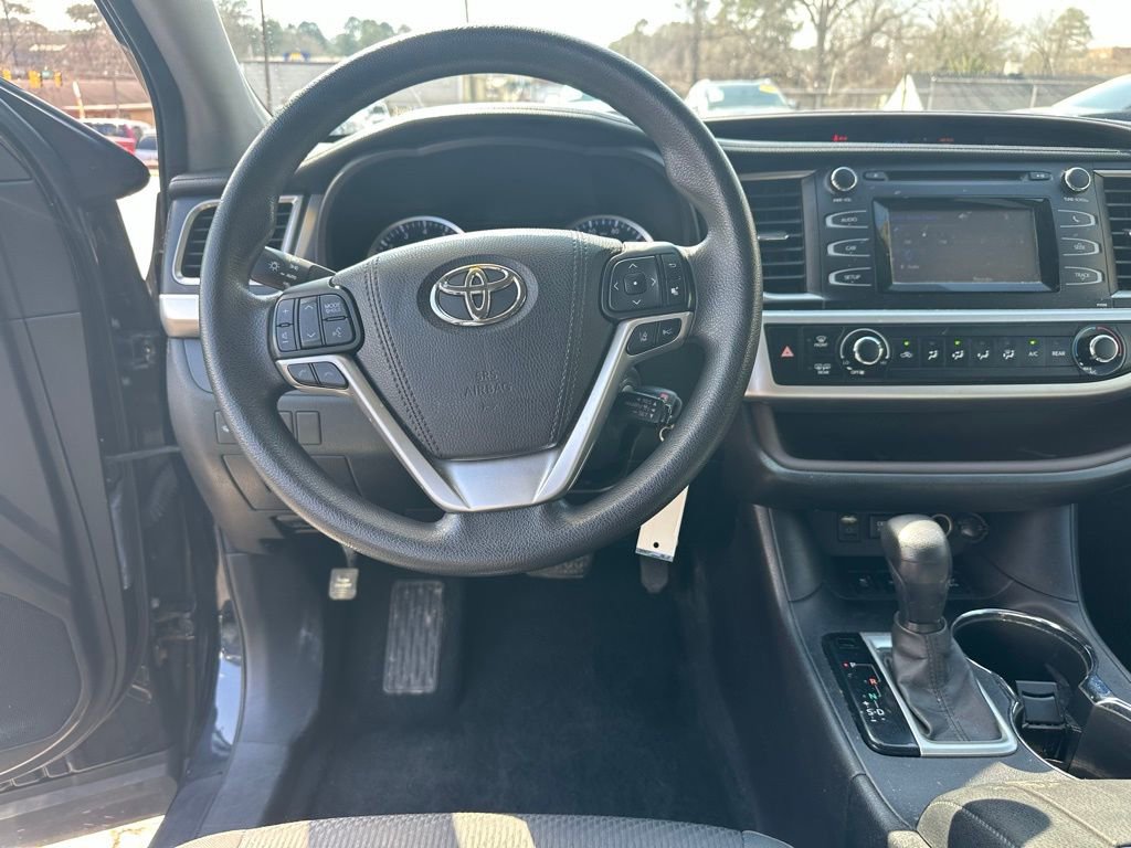 Used 2017 Toyota Highlander LE w/ Carpet Mat Package AWD/4WD image 15