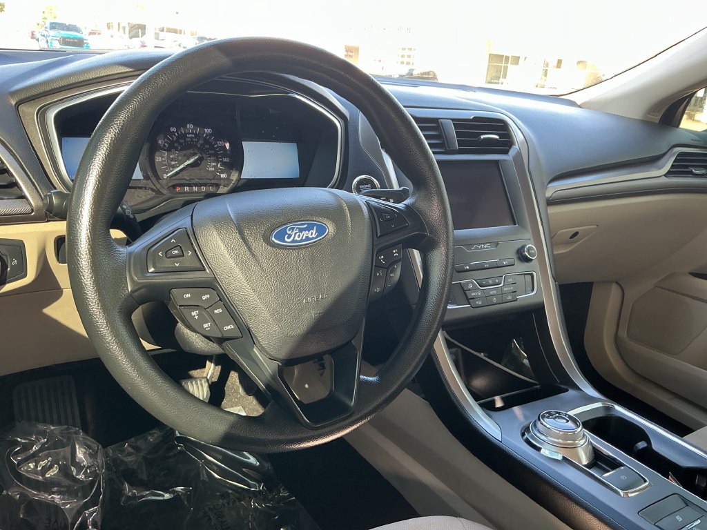 Used 2020 Ford Fusion SE FWD image 14