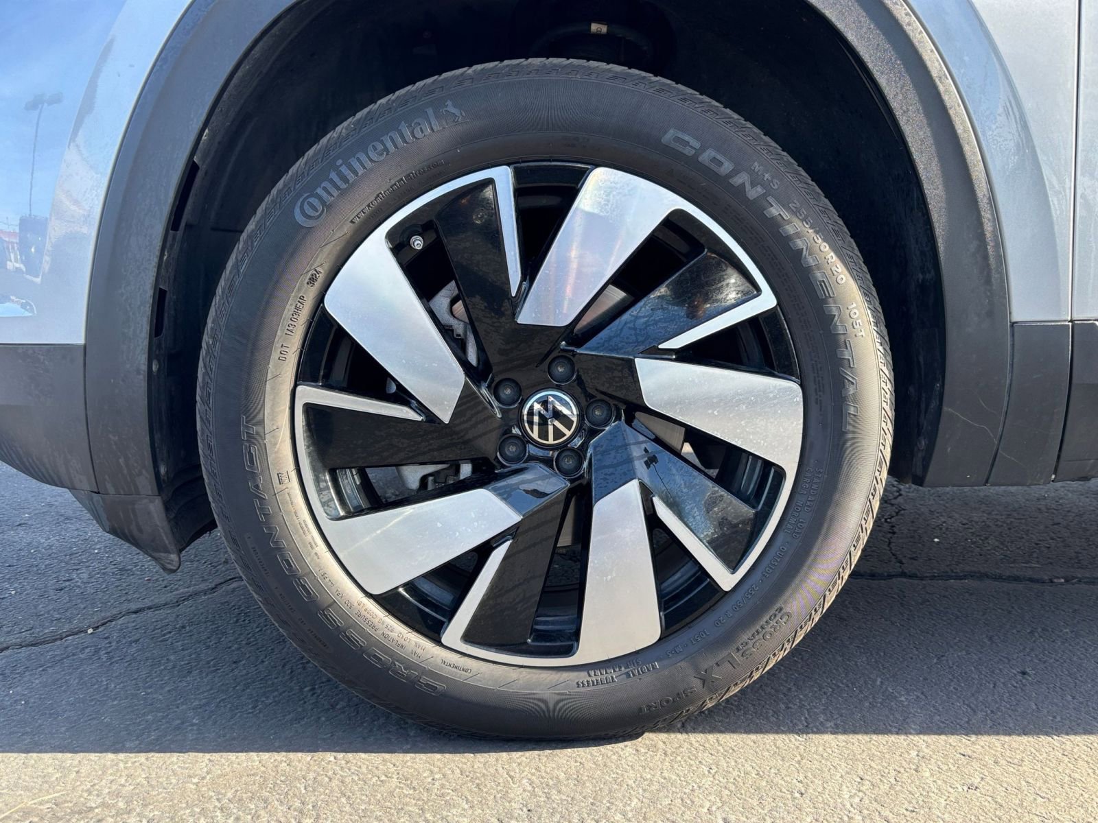 Used 2025 Volkswagen Atlas Cross Sport SE AWD/4WD image 32