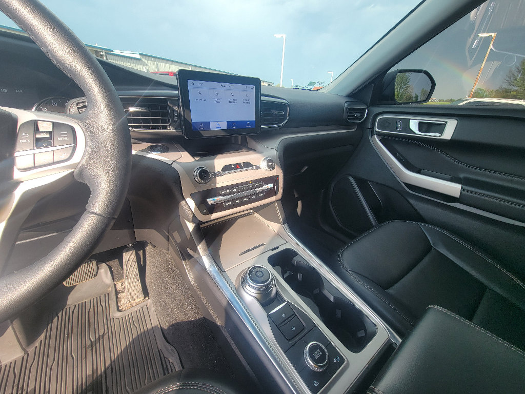 Used 2023 Ford Explorer XLT w/ Equipment Group 202A AWD/4WD image 17