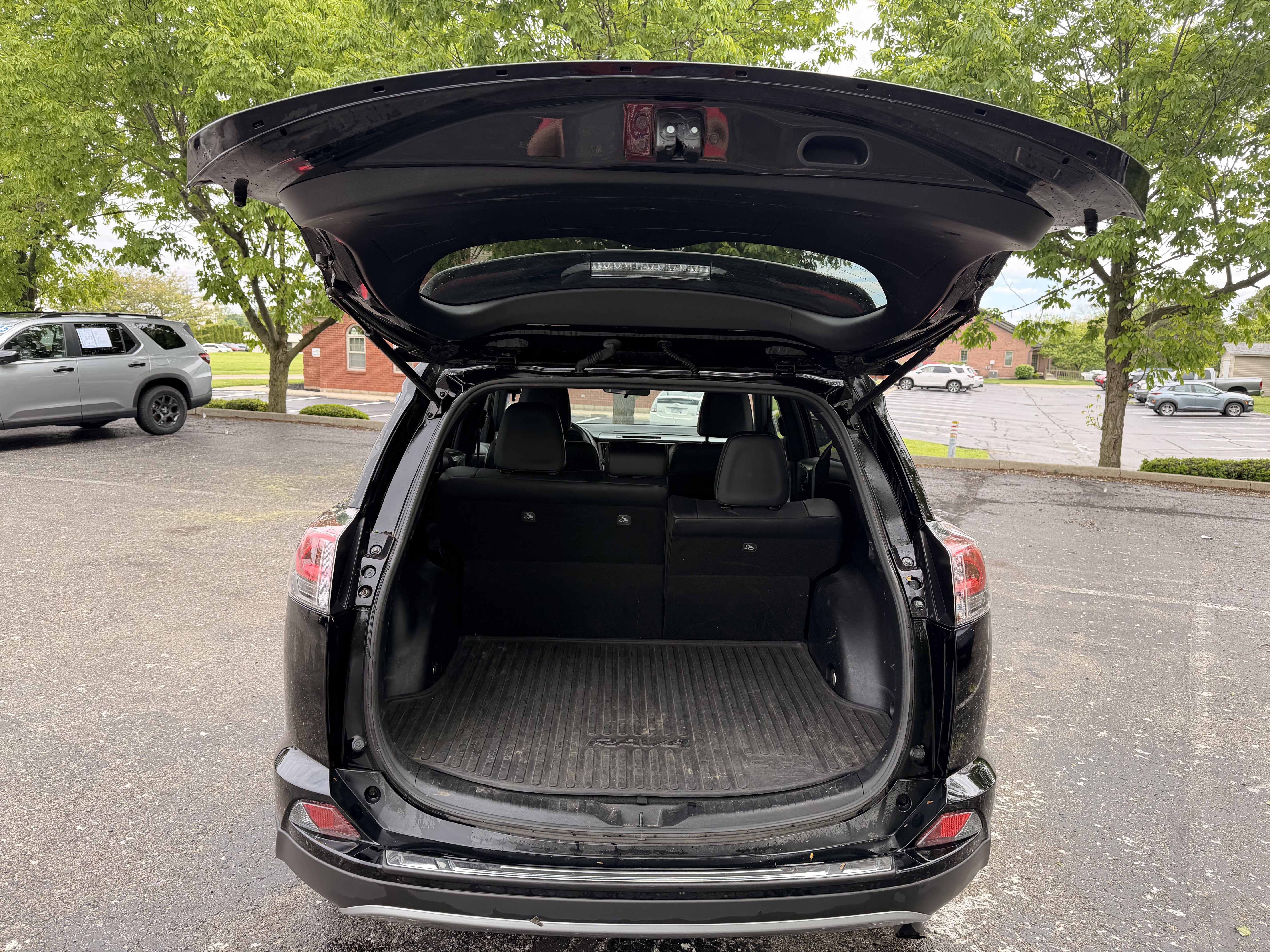 Used 2018 Toyota RAV4 SE w/ Protection Package AWD/4WD image 13