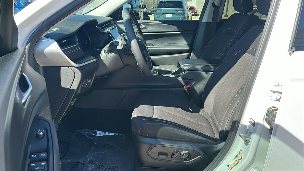 Used 2023 Jeep Grand Cherokee Laredo image 13