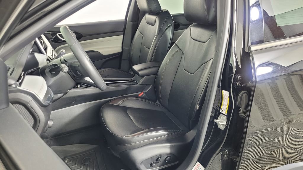 Used 2023 Jeep Compass Limited image 15