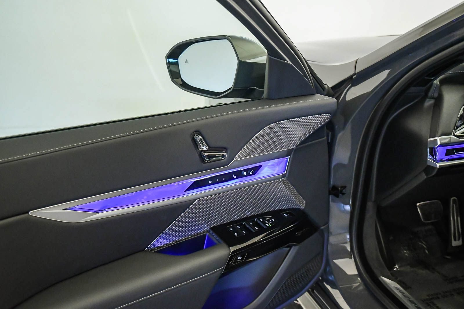 Certified 2025 BMW i7 eDrive50 w/ M Sport Package RWD image 26