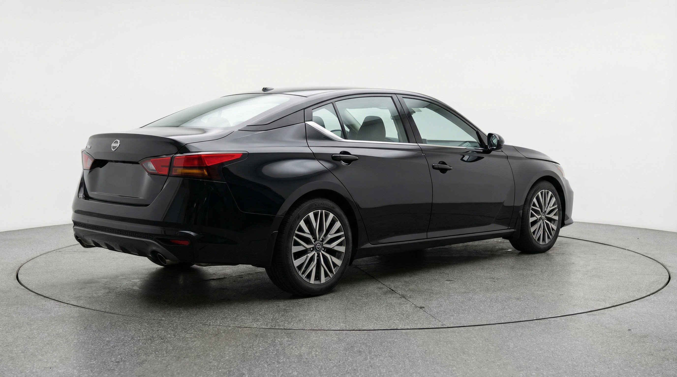 Used 2025 Nissan Altima 2.5 SV image 9