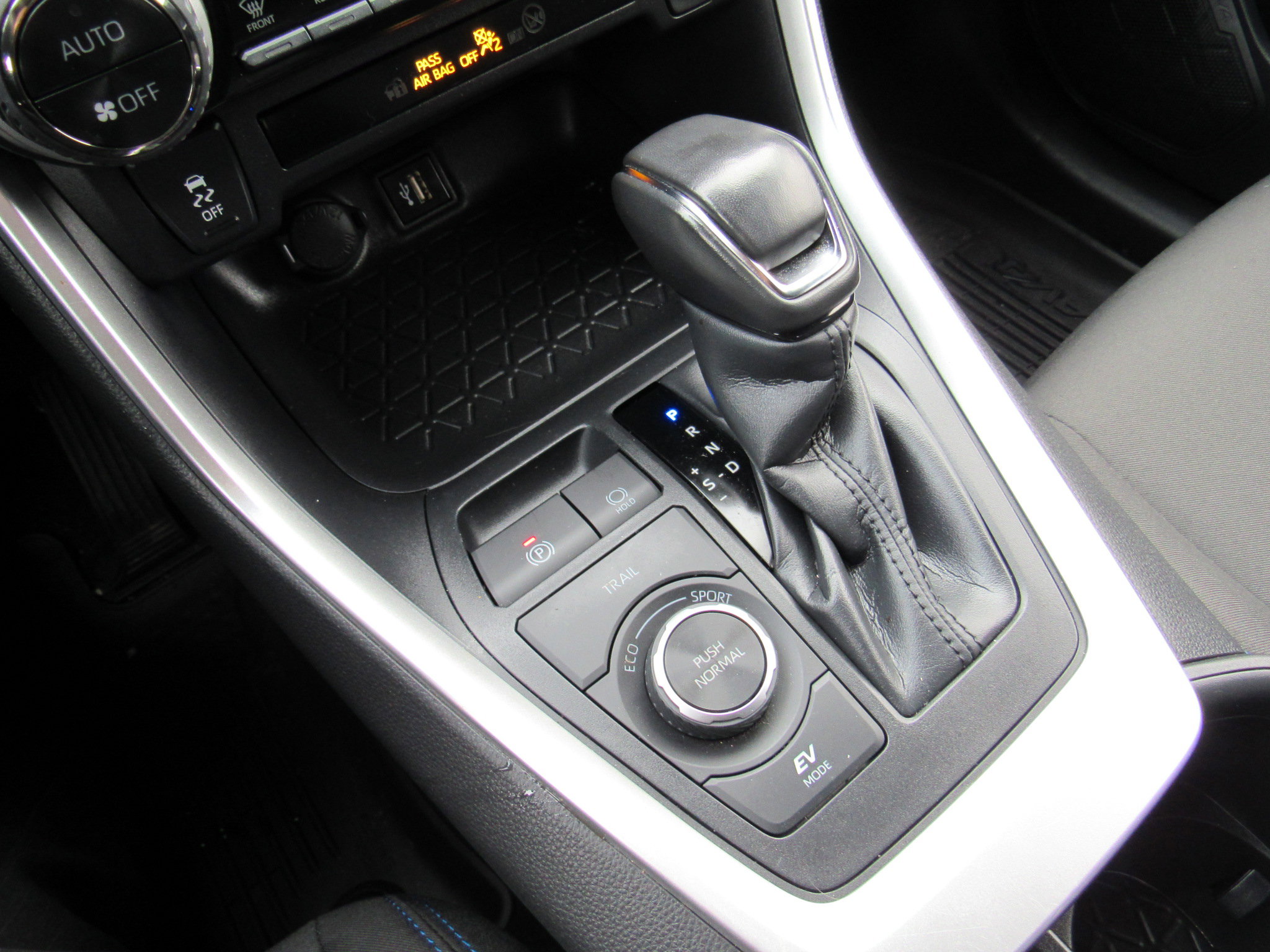 Used 2024 Toyota RAV4 SE image 22