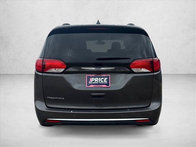 Used 2017 Chrysler Pacifica Touring-L FWD image 7