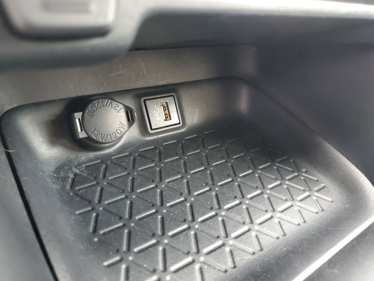 Used 2024 Toyota RAV4 XLE FWD image 25