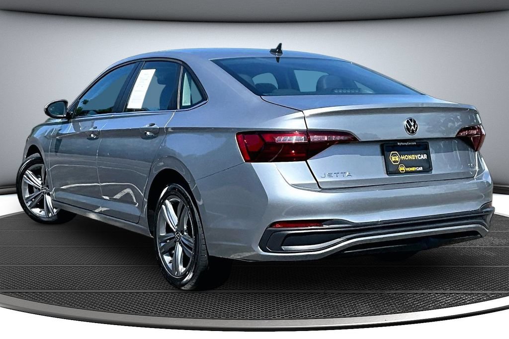 Used 2024 Volkswagen Jetta SE FWD image 4