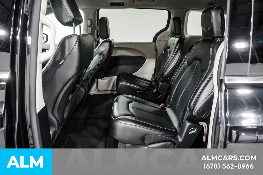 Used 2023 Chrysler Pacifica Touring-L FWD image 17