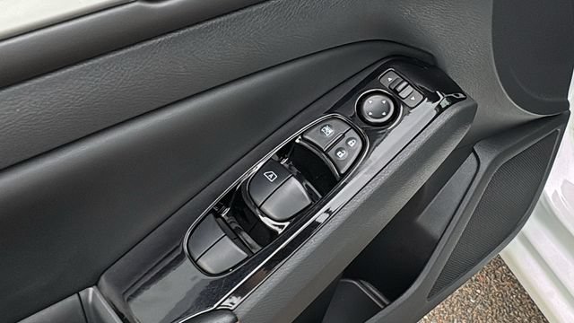 Certified 2025 Nissan Altima 2.5 SR AWD/4WD image 9