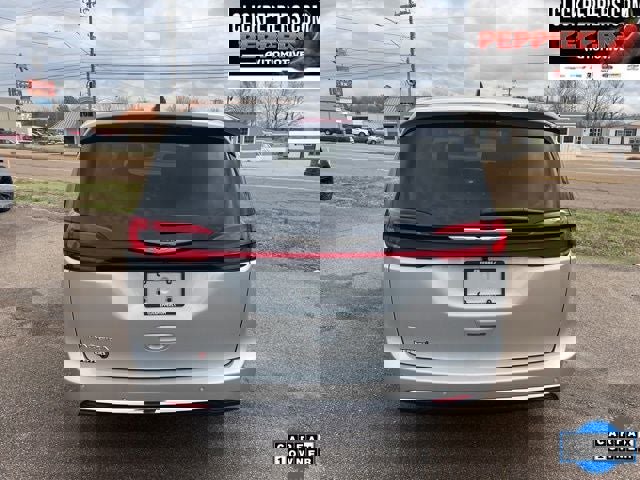 Used 2026 Chrysler Pacifica Select image 5