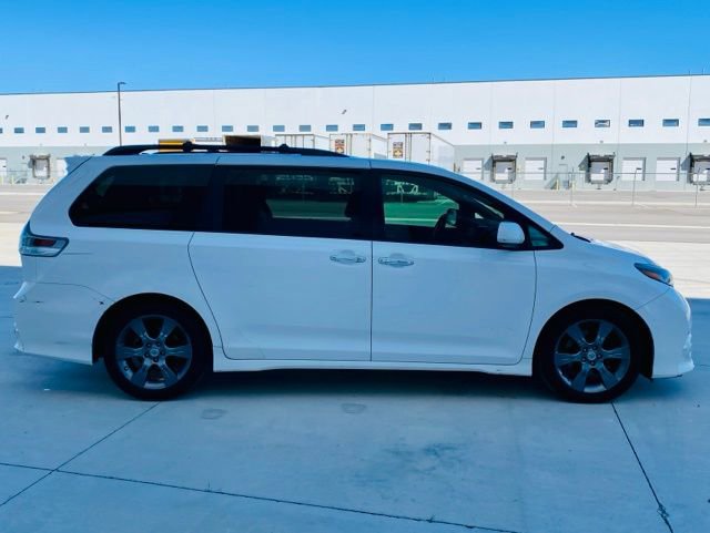 Used 2015 Toyota Sienna SE w/ SE Preferred Package image 4