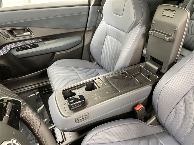 Certified 2025 Nissan Ariya Platinum image 25