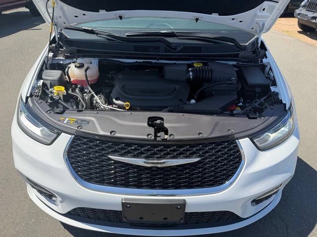 Certified 2025 Chrysler Pacifica Select FWD image 30