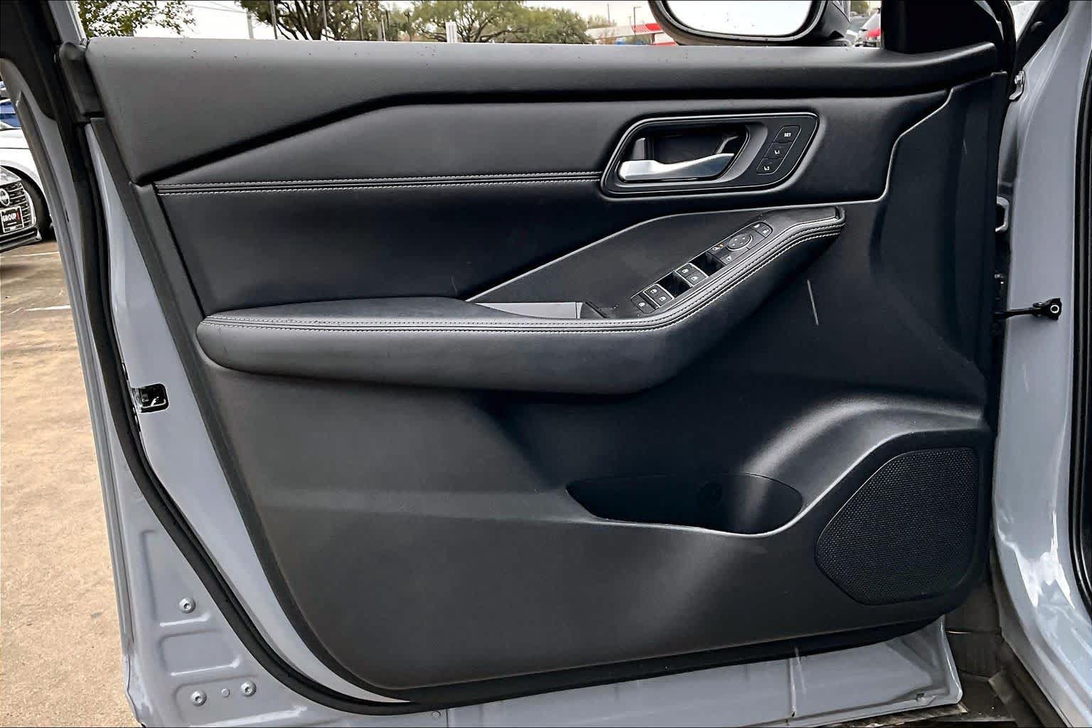 Used 2025 Nissan Rogue SL w/ Tech Package FWD image 21