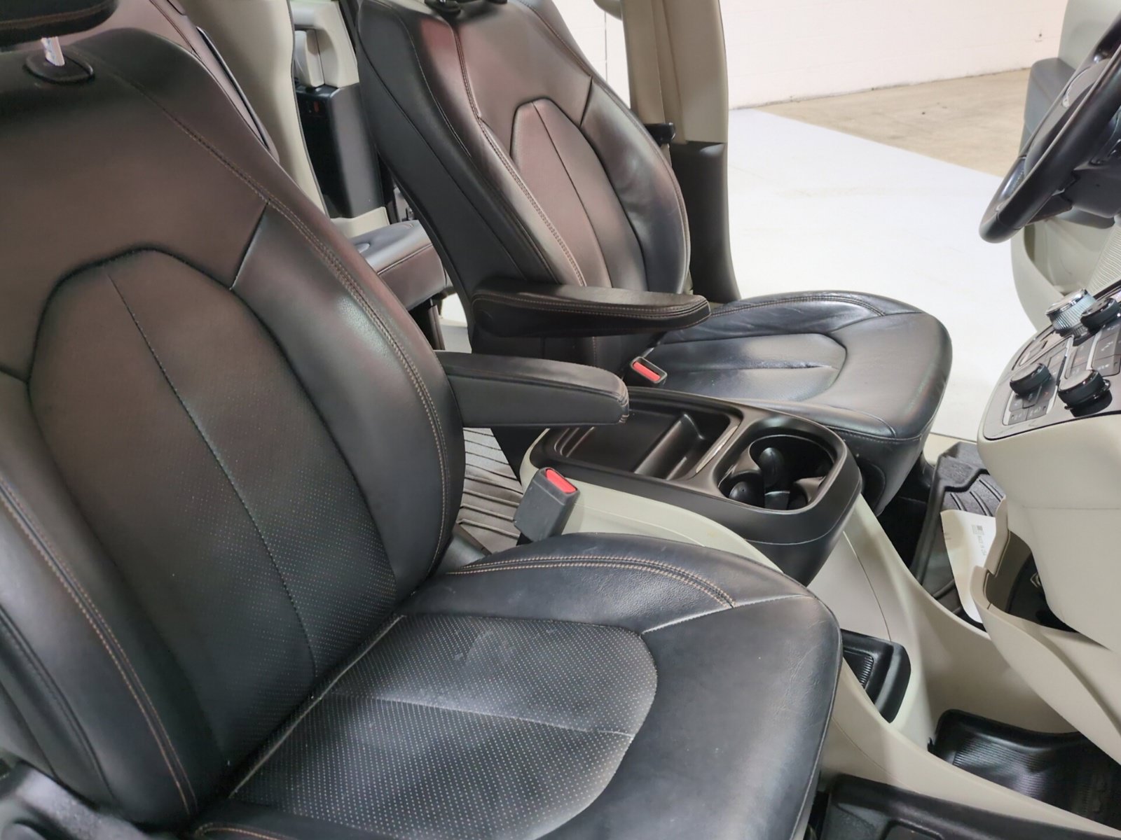 Used 2018 Chrysler Pacifica Touring-L FWD image 10