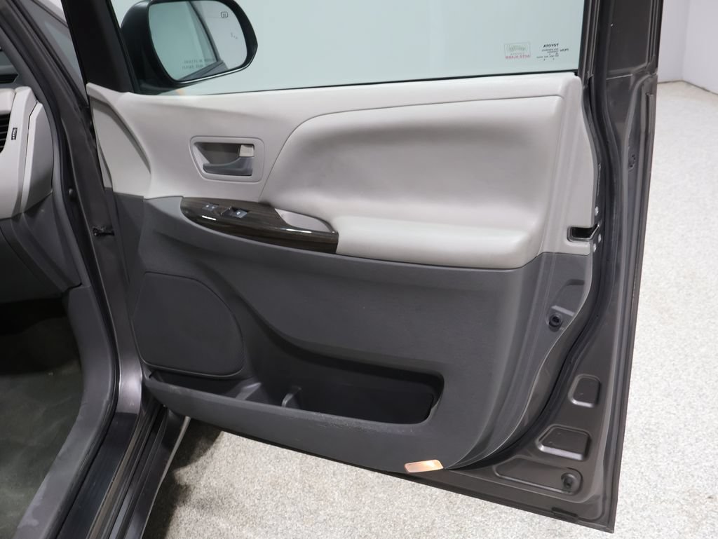 Used 2015 Toyota Sienna XLE AWD/4WD image 22
