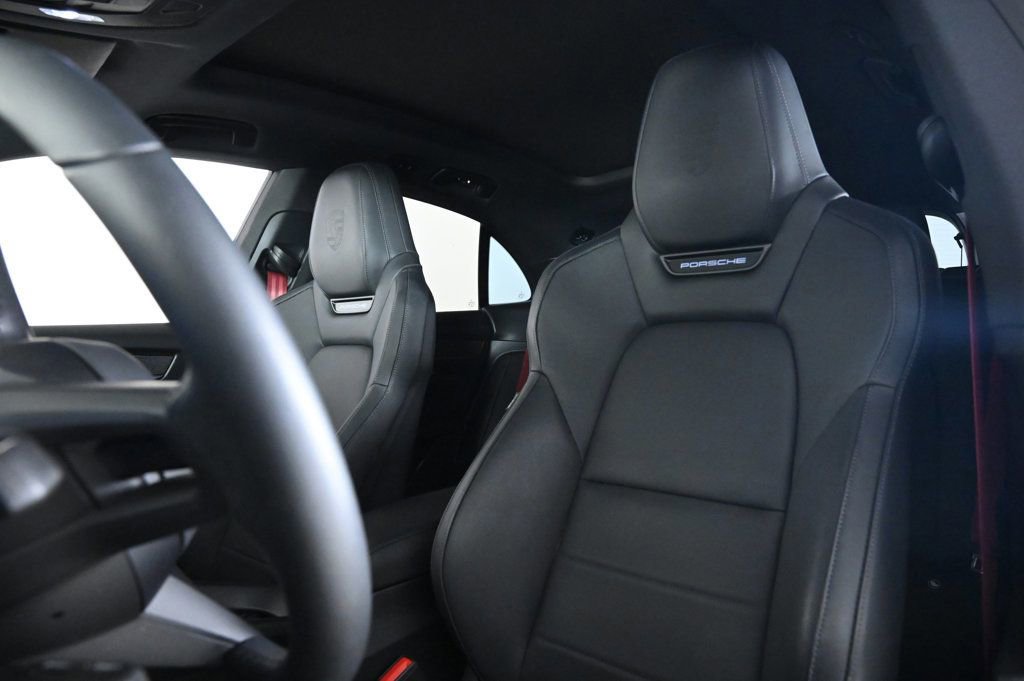 Certified 2025 Porsche Macan Electric image 5