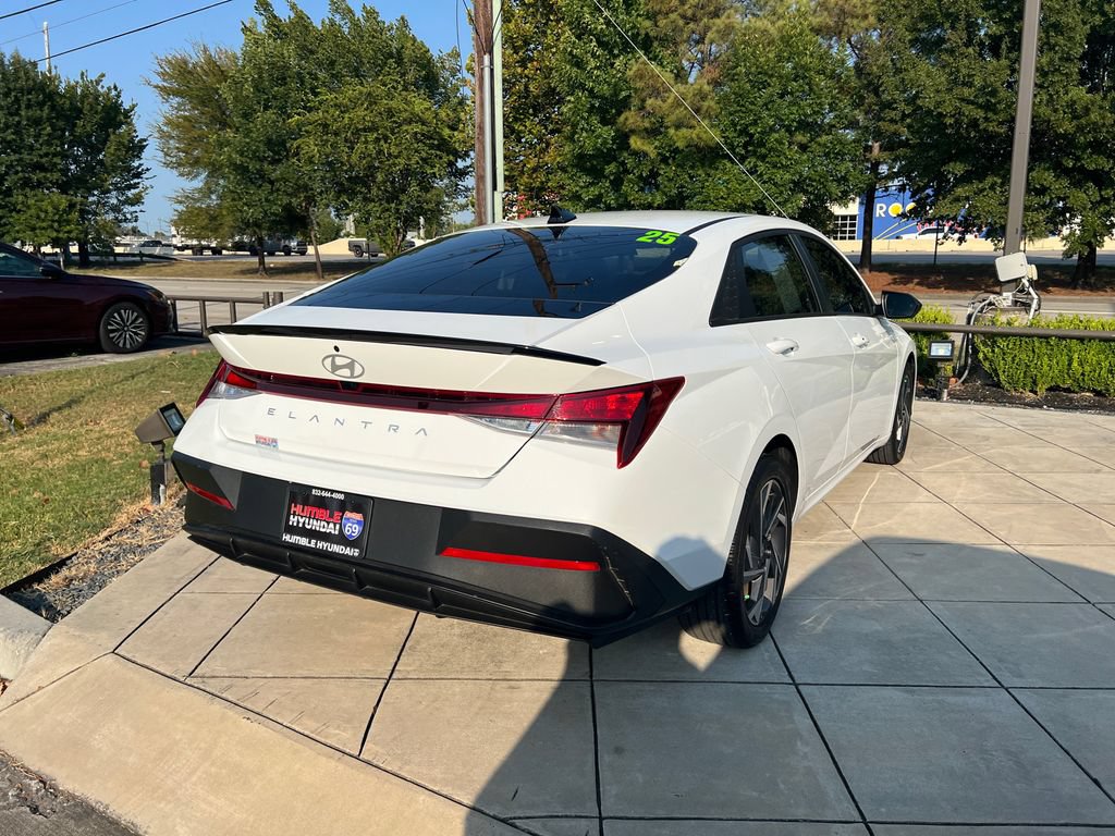Certified 2025 Hyundai Elantra Sport FWD image 11