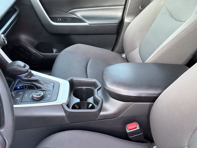 Used 2021 Toyota RAV4 LE AWD/4WD image 23