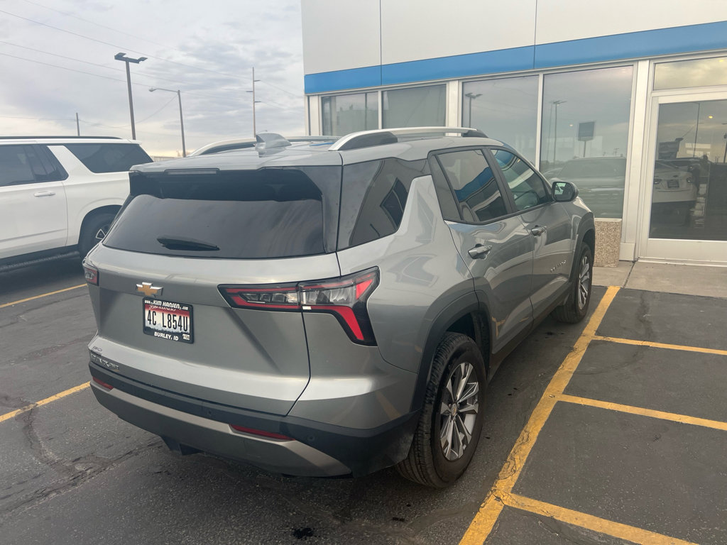 Used 2025 Chevrolet Equinox LT image 3