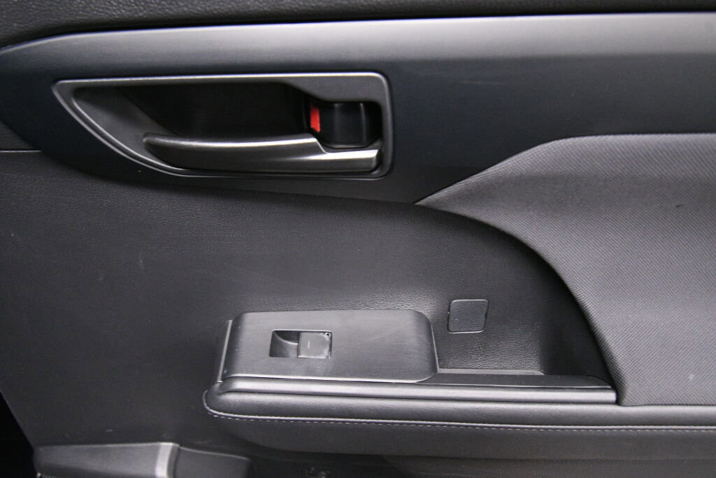 Certified 2023 Toyota Highlander L image 23