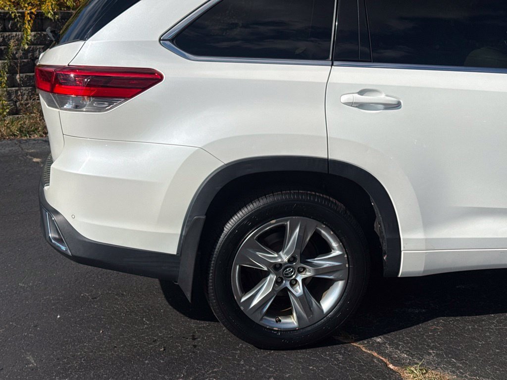 Certified 2019 Toyota Highlander Limited AWD/4WD image 9