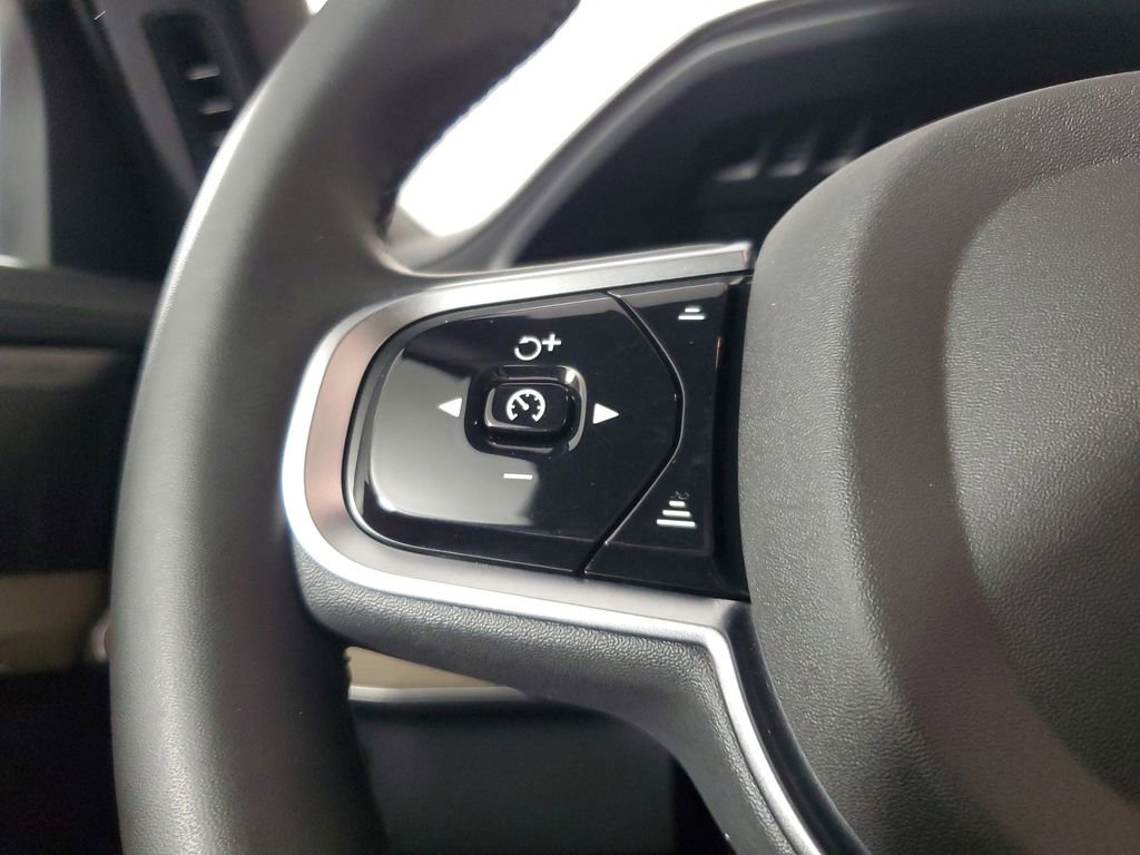 Certified 2025 Volvo XC90 B6 Plus image 27