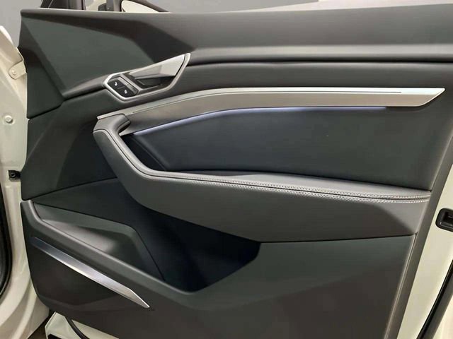 Used 2022 Audi e-tron Premium Plus w/ Premium Plus Package image 90