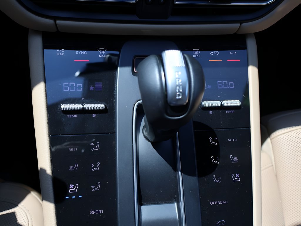 Certified 2024 Porsche Macan w/ Premium Plus Package AWD/4WD image 25