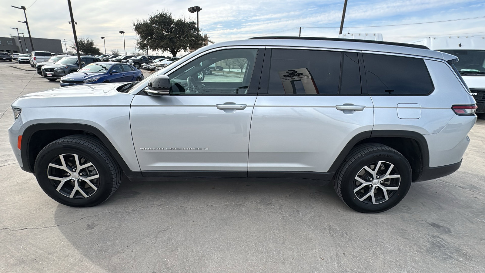 Certified 2024 Jeep Grand Cherokee L Limited w/ Luxury Tech Group II image 8