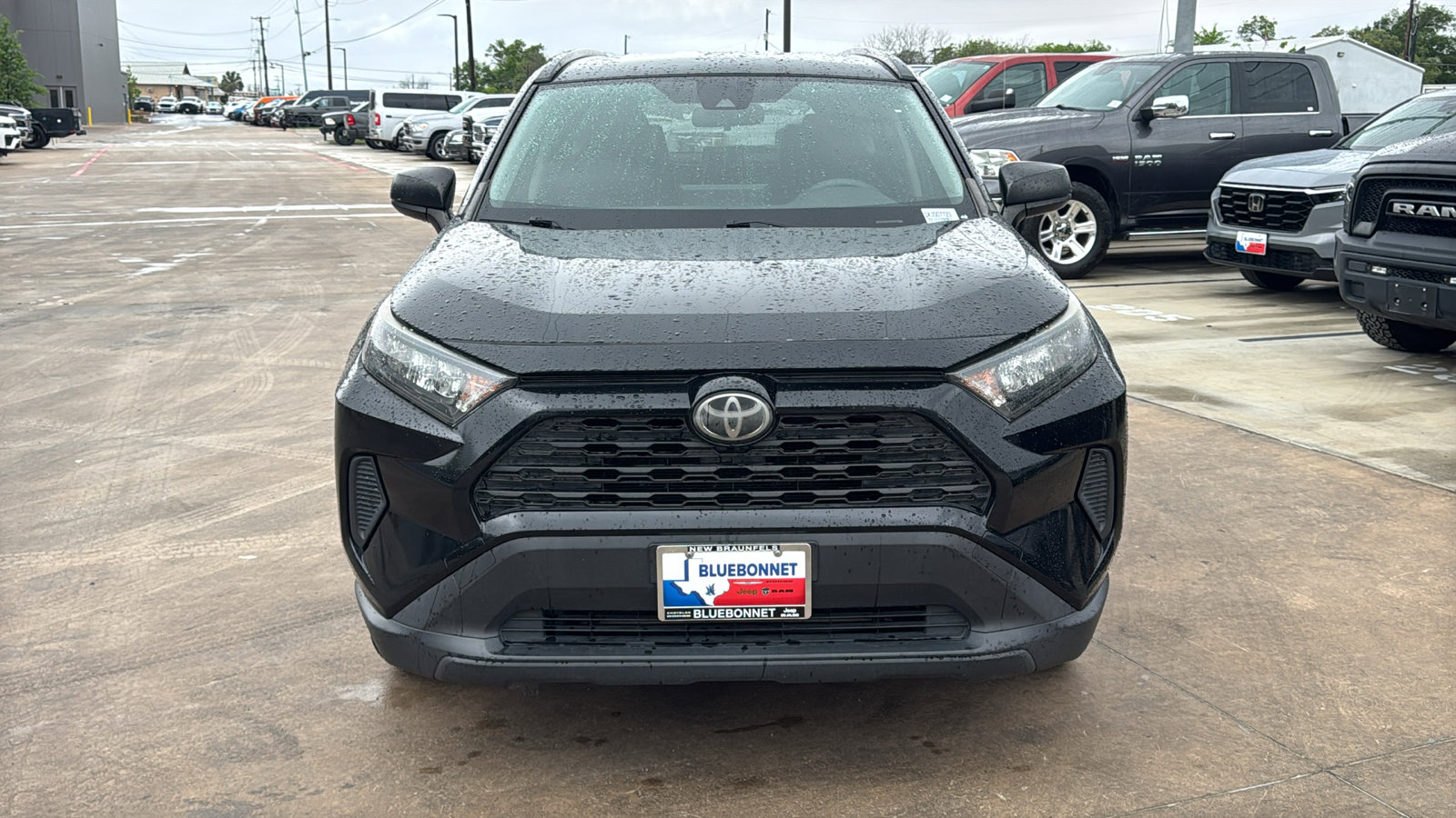 Used 2019 Toyota RAV4 LE FWD image 2