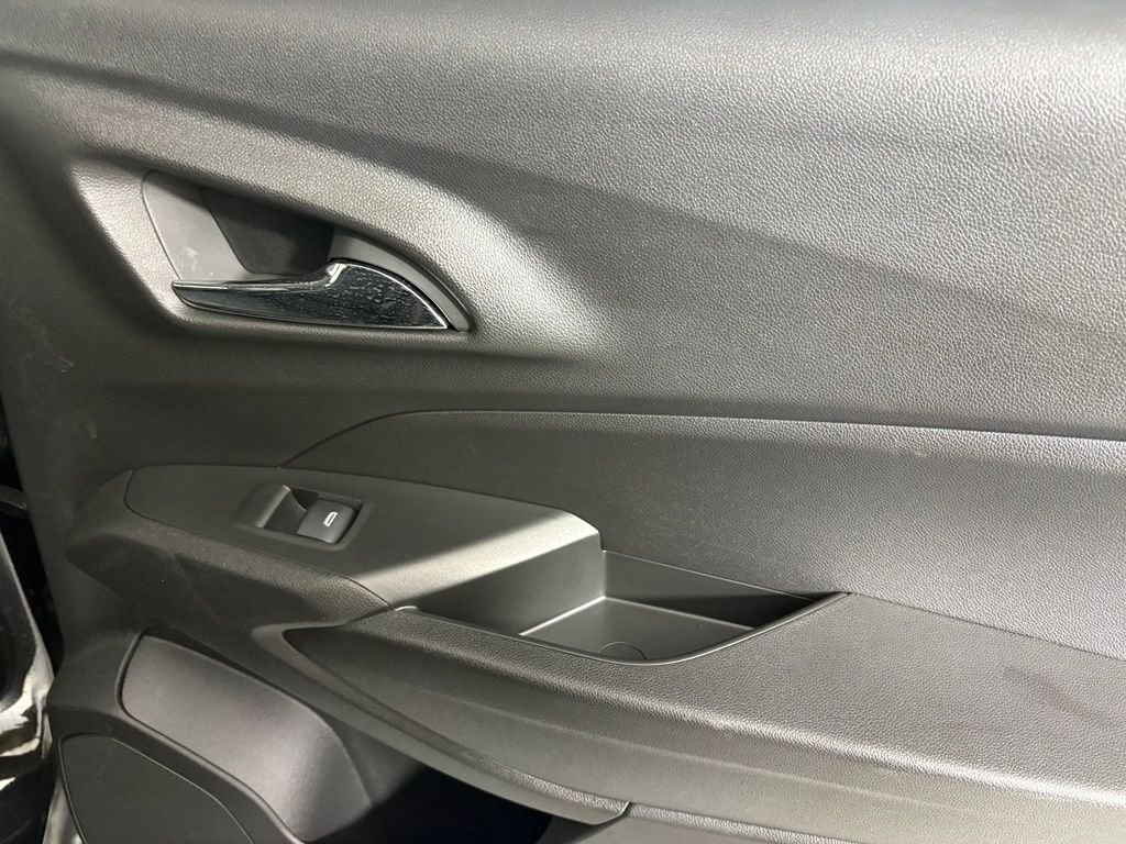 Used 2025 Chevrolet Trax LT FWD image 15