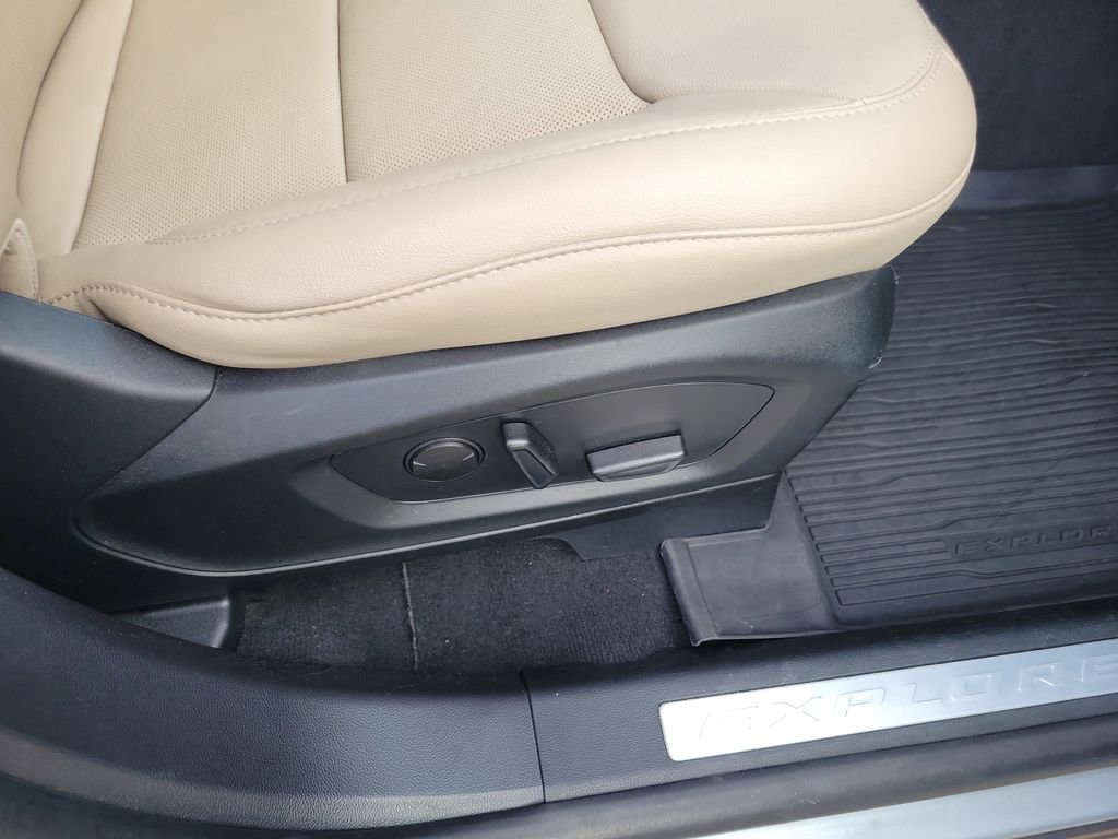 Used 2022 Ford Explorer Limited w/ Equipment Group 301A RWD image 40