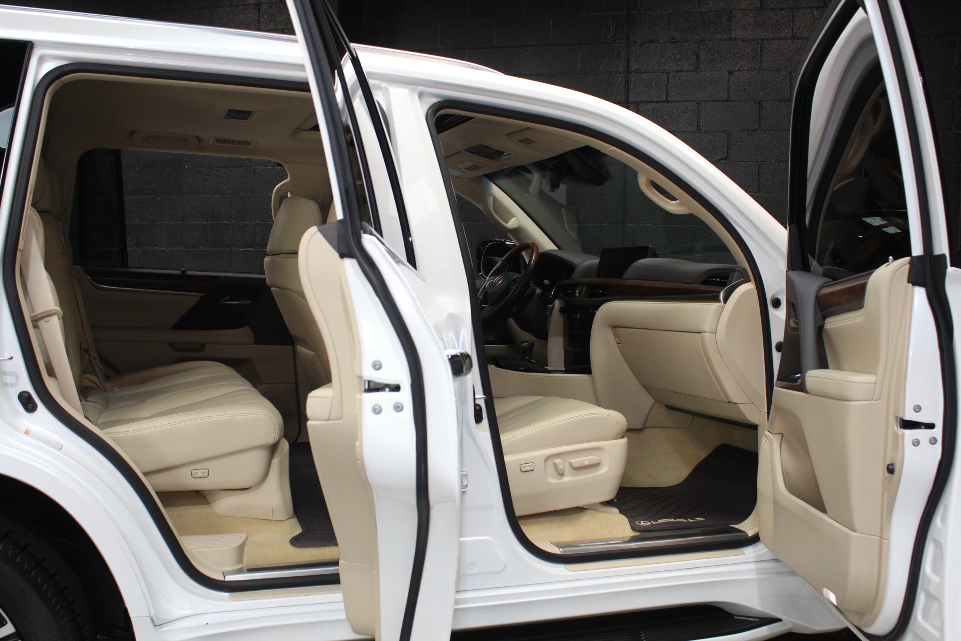 Used 2021 Lexus LX 570 4WD w/ Luxury Package image 31