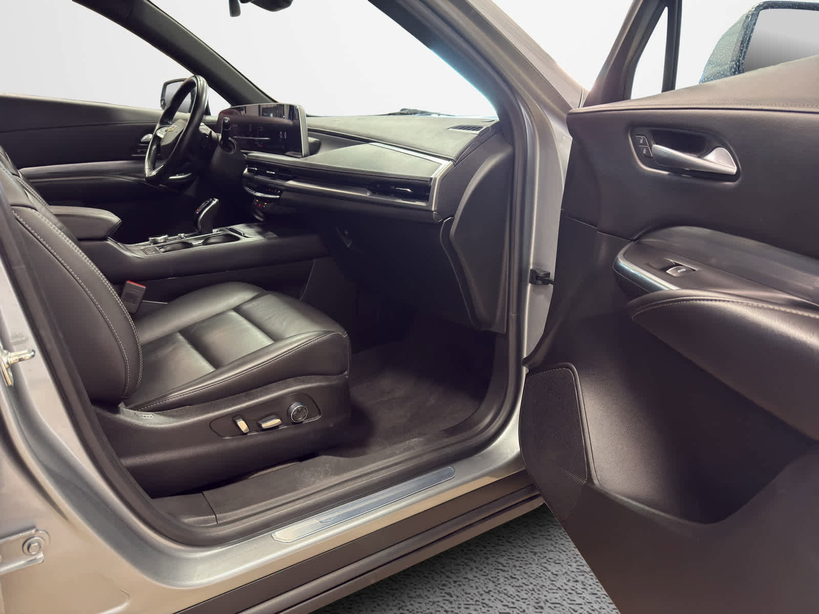Used 2024 Cadillac XT4 Premium Luxury image 28