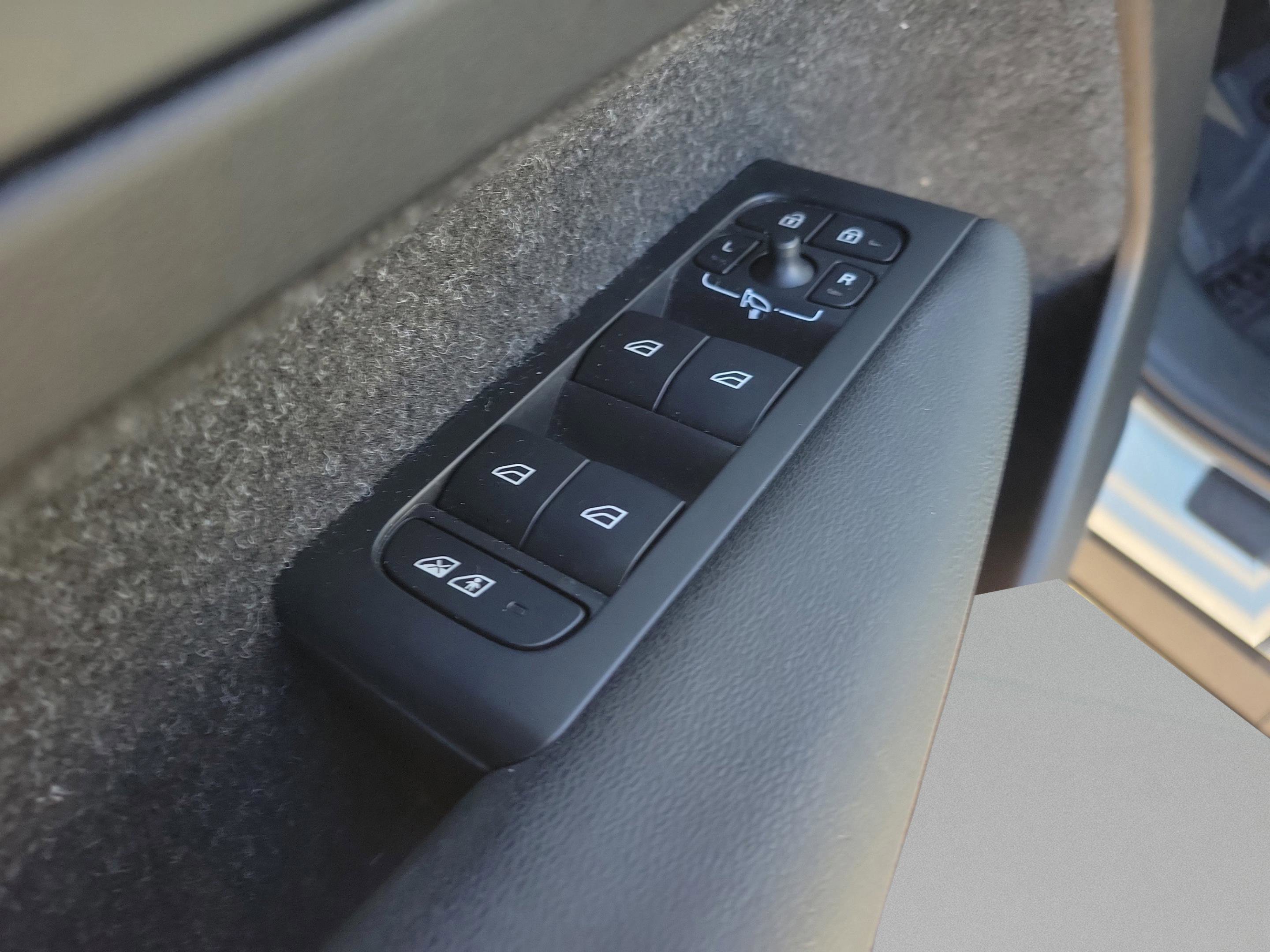 Used 2020 Volvo XC40 T5 Momentum w/ Protection Package Premier image 29