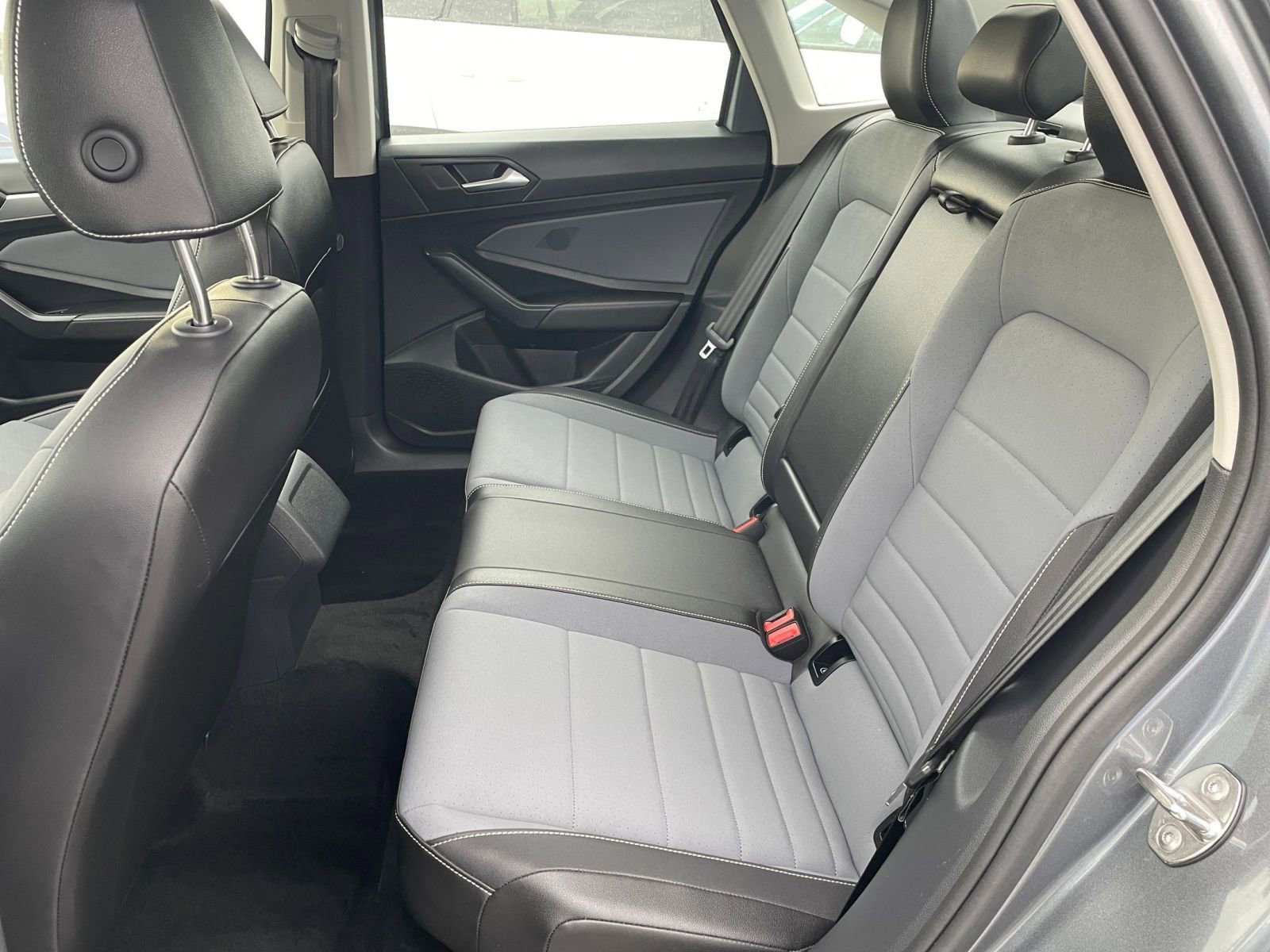 Used 2025 Volkswagen Jetta SE image 24