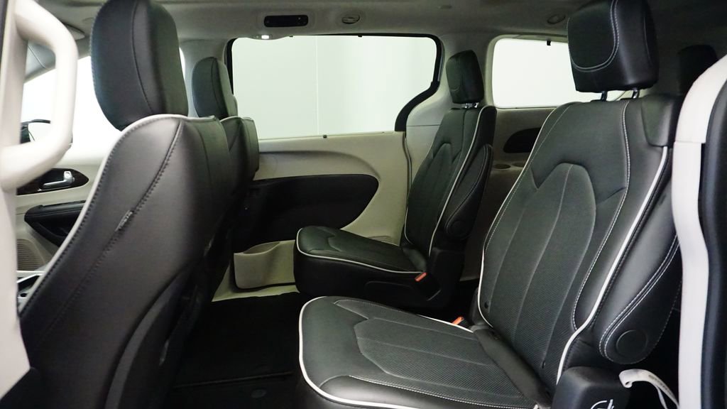 Used 2024 Chrysler Pacifica Limited AWD/4WD image 16