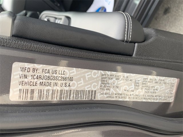 Certified 2025 Jeep Grand Cherokee Limited w/ Black Appearance Package image 42