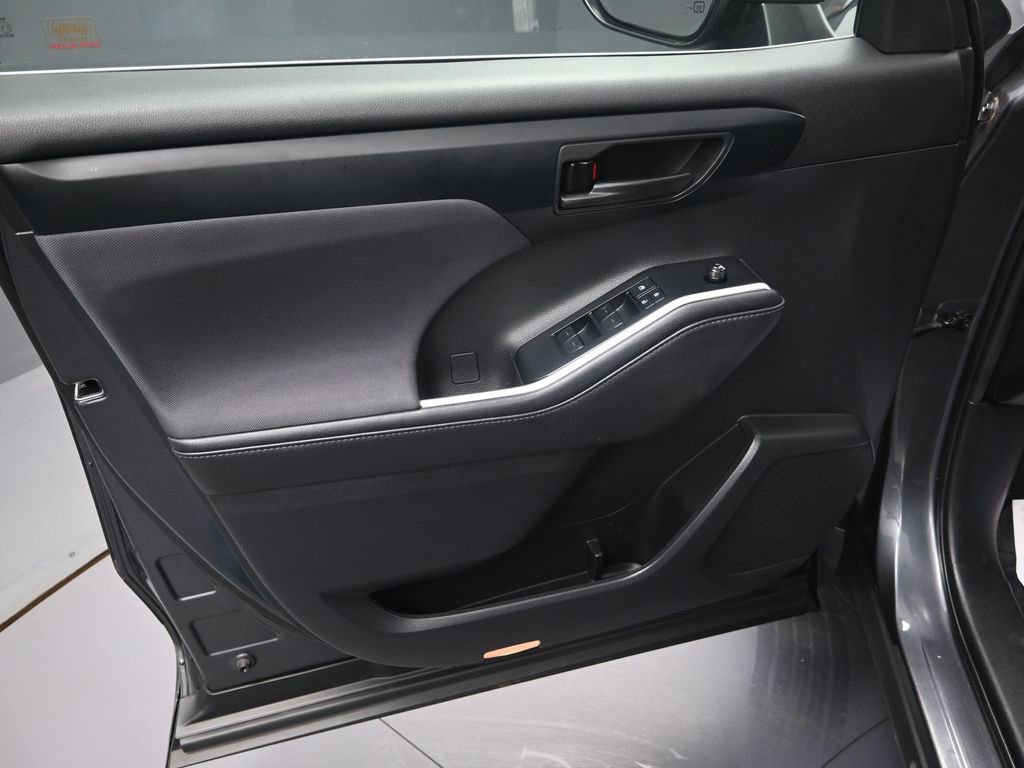 Used 2020 Toyota Highlander LE image 10