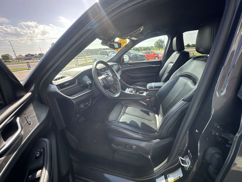 Used 2024 Jeep Grand Cherokee Limited image 12