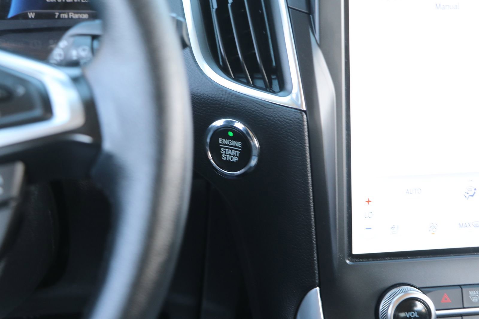 Used 2024 Ford Edge Titanium image 24