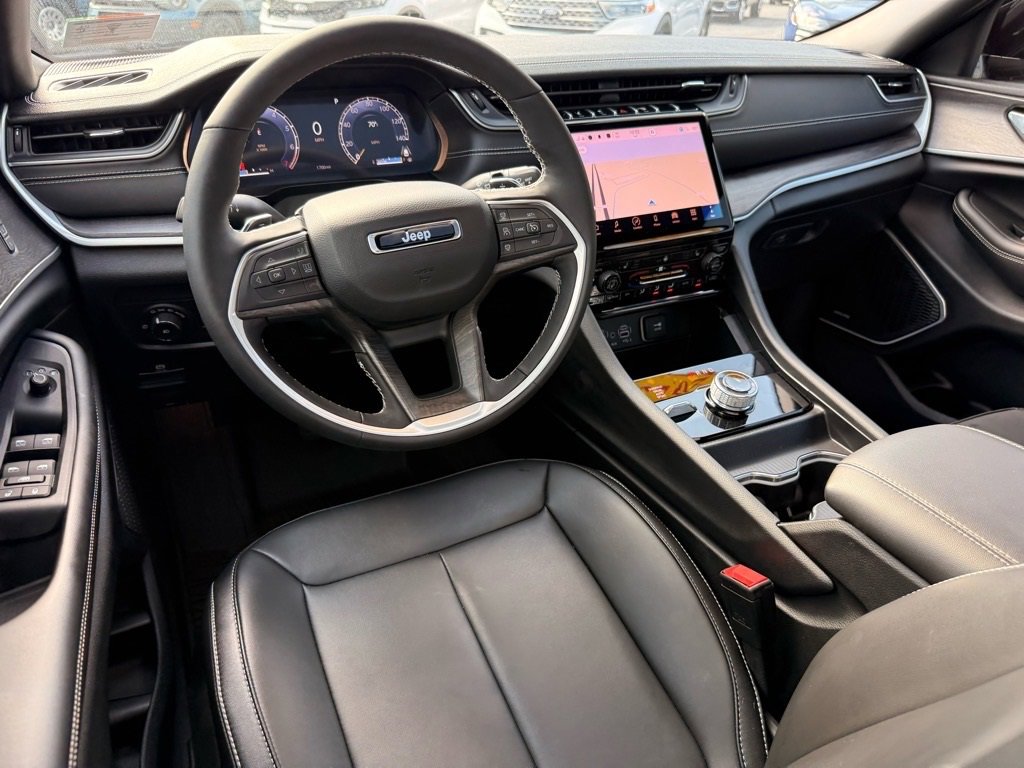 Used 2025 Jeep Grand Cherokee Limited w/ Black Appearance Package image 12